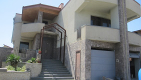 For Sale or For Rent 670 m² space Private House in Digomi 1