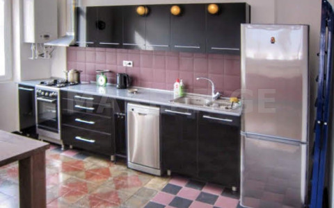  Сдаётся 3 комнатная  Квартира на Мтацминда  (Старый Тбилиси)  на ул. бр. Зубалашвили 