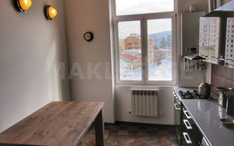  Сдаётся 3 комнатная  Квартира на Мтацминда  (Старый Тбилиси)  на ул. бр. Зубалашвили 