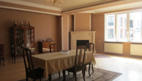 იყიდება 4 ოთახიანი  ბინა საბურთალოზე