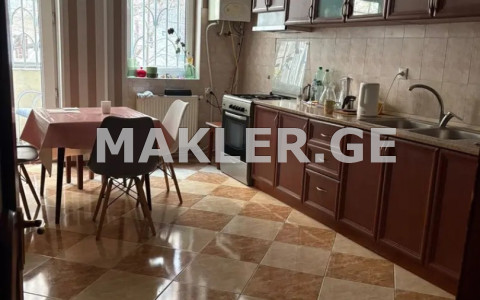 ქირავდება 4 ოთახიანი  ბინა ვაკეში  შროშის ქუჩაზე 