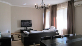 ქირავდება 4 ოთახიანი  ბინა ვაკეში