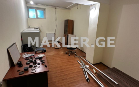  იყიდება 640 m² ფართობის ოფისი საბურთალოზე  ანა პოლიტკოვსკაიას ქუჩაზე 