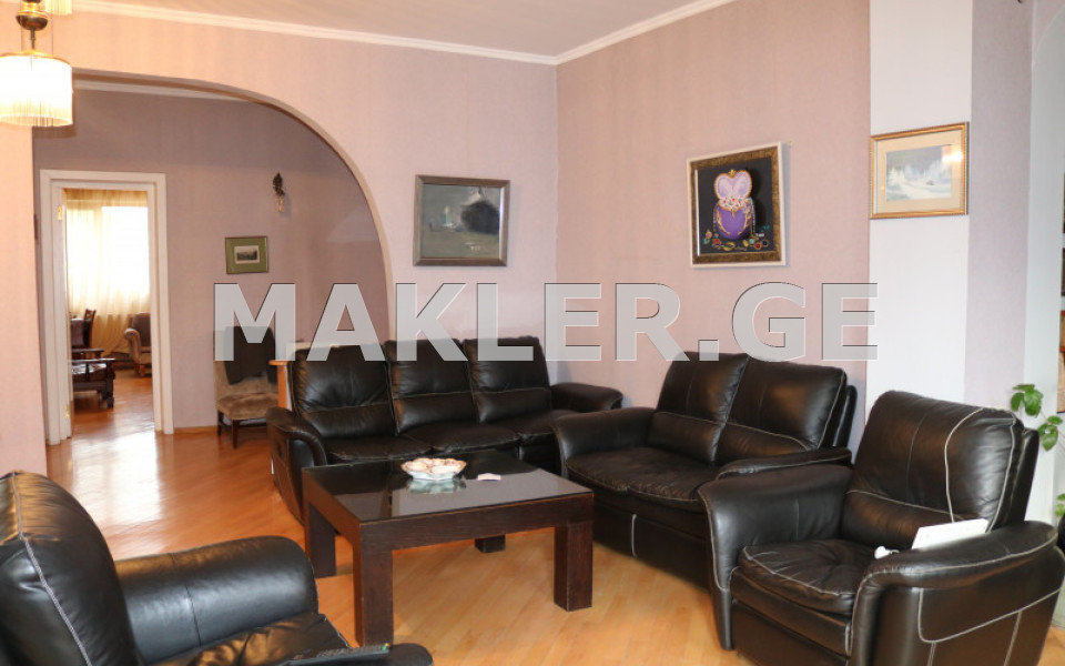  Продается 4 комнатная  Квартира в Ваке  на ул. И.Абашидзе 