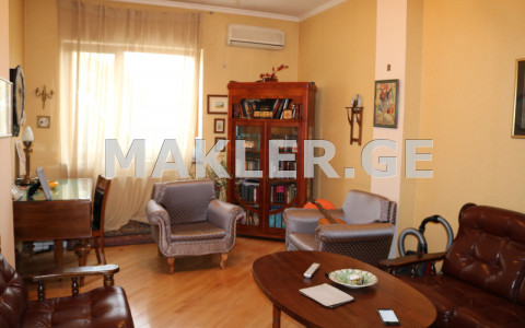  Продается 4 комнатная  Квартира в Ваке  на ул. И.Абашидзе 