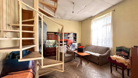 For Sale 7 room  Apartment in Chugureti dist.