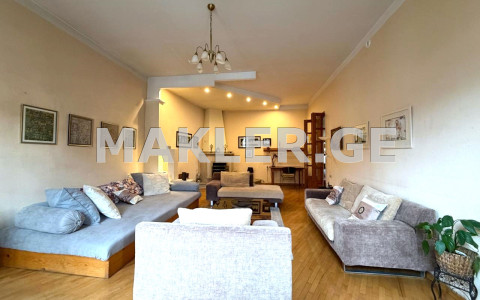  ქირავდება 4 ოთახიანი  ბინა ვაკეში  ა.რაზმაძის ქუჩაზე 