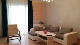 ქირავდება 3 ოთახიანი  ბინა ვაკეში