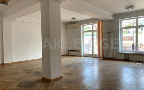  ქირავდება 300 m² ფართობის ოფისი ვაკეში  მცხეთის ქუჩაზე 