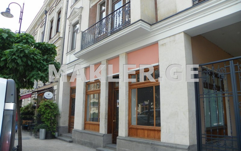  იყიდება ქირავდება 170 m² ფართობის კომერციული ფართი ჩუღურეთის რაიონში  აღმაშენებლის გამზირზე 