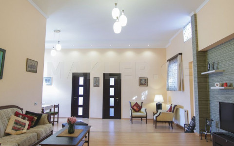  Сдаётся 3 комнатная  Квартира в Ваке  на ул. И.Абашидзе 