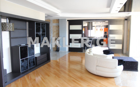  Продается 5 комнатная  Квартира в Ваке  на пр. И. Чавчавадзе 