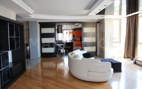  Продается 5 комнатная  Квартира в Ваке  на пр. И. Чавчавадзе 