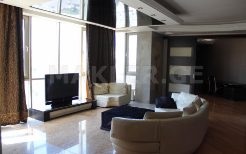  Продается 5 комнатная  Квартира в Ваке  на пр. И. Чавчавадзе 