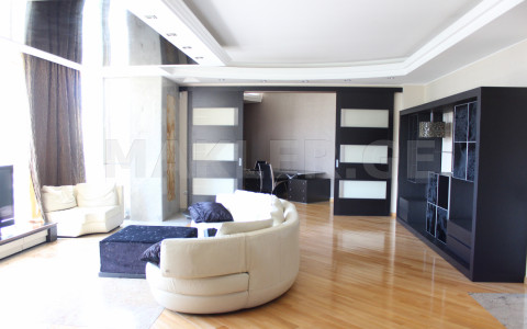  Продается 5 комнатная  Квартира в Ваке  на пр. И. Чавчавадзе 