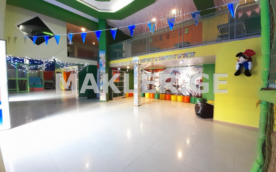  ქირავდება 175 m² ფართობის კომერციული ფართი საბურთალოზე  ვაჟა-ფშაველას გამზირზე 
