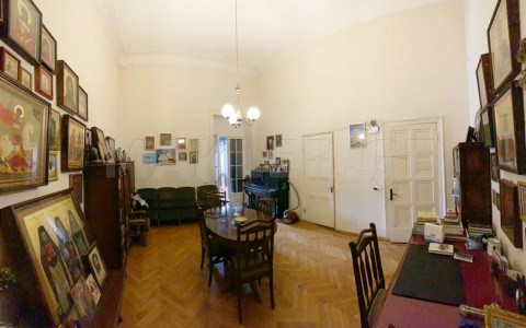  იყიდება 5 ოთახიანი  ბინა სოლოლაკში (ძველ თბილისში)  ქიქოძის ქუჩაზე 