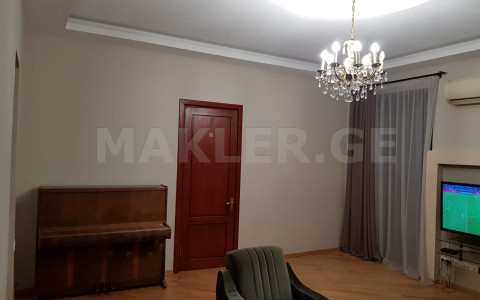  Сдаётся 3 комнатная  Квартира на Мтацминда  (Старый Тбилиси)  на пр. Руставели 