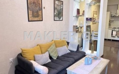  იყიდება 2 ოთახიანი  ბინა მთაწმინდაზე (ძველ თბილისში)  ჩიტაძის ქუჩაზე 