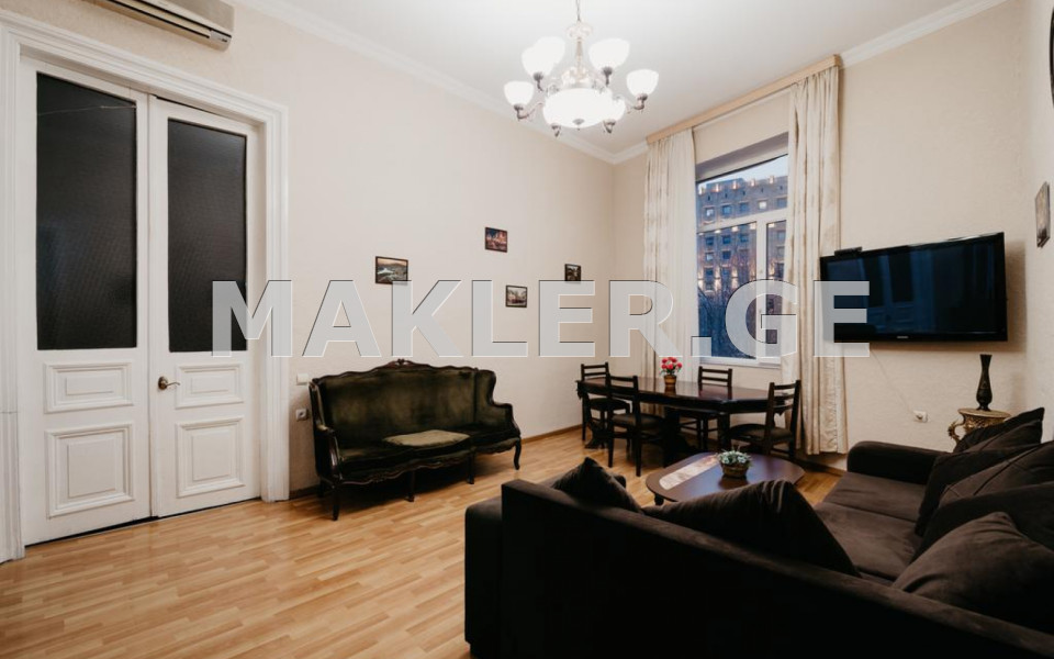  იყიდება 3 ოთახიანი  ბინა სოლოლაკში (ძველ თბილისში)  სულხან-საბას ქუჩაზე 