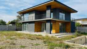 იყიდება 350 m² ფართობის საკუთარი სახლი