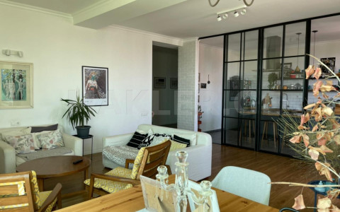  ქირავდება 4 ოთახიანი  ბინა ვაკეში  ნ. ჟვანიას ქუჩაზე 