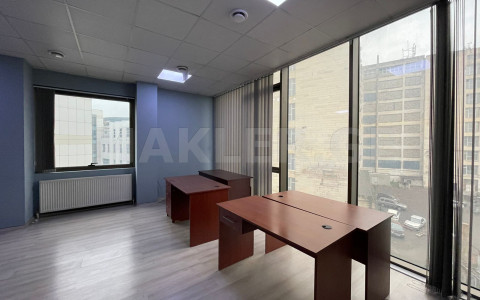  ქირავდება 58 m² ფართობის ოფისი საბურთალოზე  სააკაძის დაღმართზე 