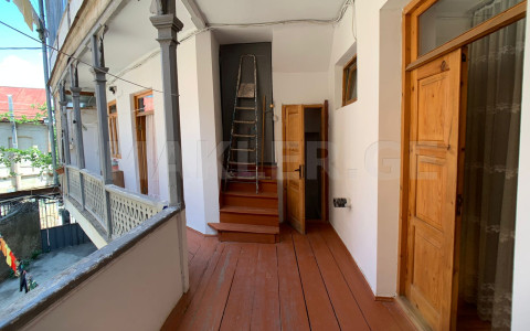  Продается 4 комнатная  Квартира на Мтацминда  (Старый Тбилиси)  на ул. З. Кикодзе 