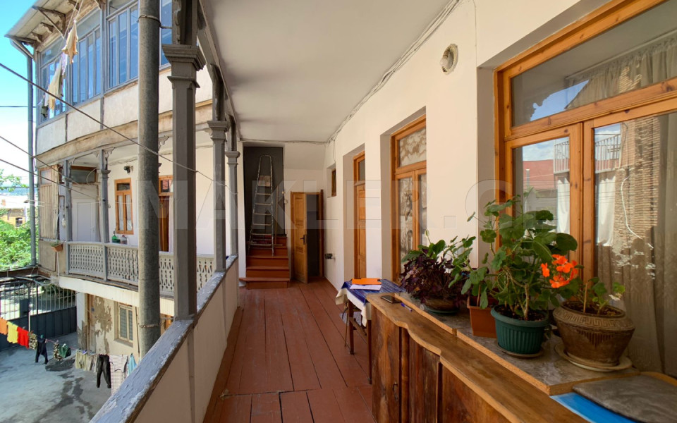  Продается 4 комнатная  Квартира на Мтацминда  (Старый Тбилиси)  на ул. З. Кикодзе 
