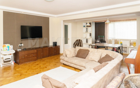  For Sale 5 room  Apartment in Saburtalo dist.  in Panaskertel-Tsitsishvilii st. 