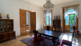 For Sale 6 room  Apartment in Sololaki dist. (Old Tbilisi)