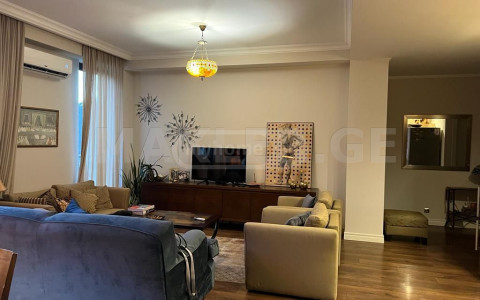  ქირავდება 4 ოთახიანი  ბინა ვაკეში  ყიფშიძის ქუჩაზე 