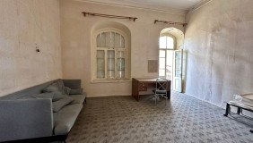 For Sale 7 room  Apartment in Sololaki dist. (Old Tbilisi)