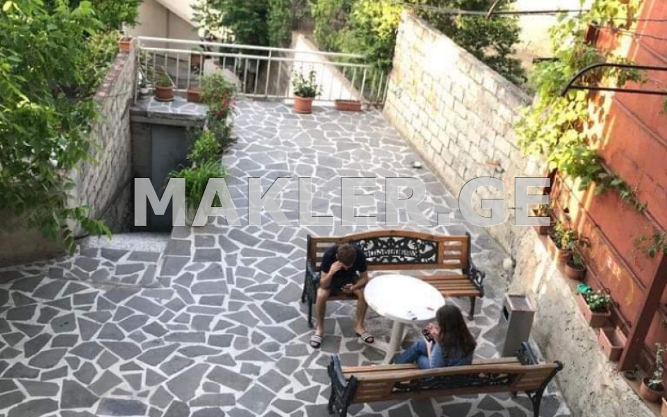  იყიდება 485 m² ფართობის საკუთარი სახლი ვერაზე  გუნიას ქუჩაზე 