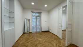 ქირავდება 160 m² ფართობის ოფისი ვაკეში