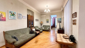For Sale 7 room  Apartment in Chugureti dist.