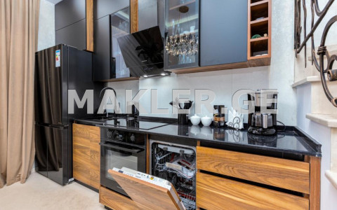  Сдаётся 6 комнатная  Квартира в Ваке  на ул. Палиашвили 