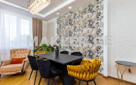  Сдаётся 6 комнатная  Квартира в Ваке  на ул. Палиашвили 