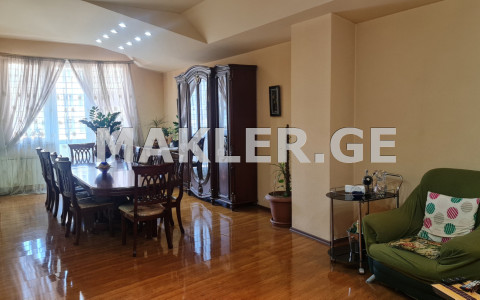  იყიდება 5 ოთახიანი  ბინა საბურთალოზე  მ. ალექსიძის ქუჩაზე 