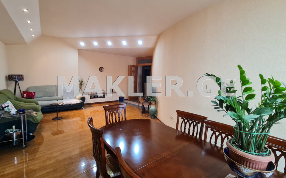  იყიდება 5 ოთახიანი  ბინა საბურთალოზე  მ. ალექსიძის ქუჩაზე 