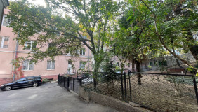 იყიდება 1128 m² ფართობის კომერციული ფართი საბურთალოზე