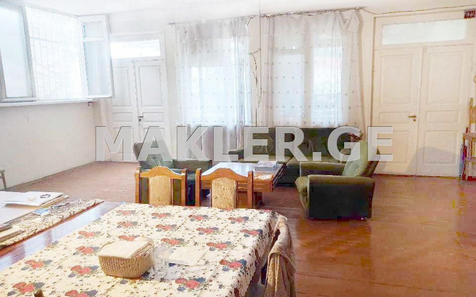  იყიდება 357 m² ფართობის საკუთარი სახლი საბურთალოზე  პეკინის გამზირზე 