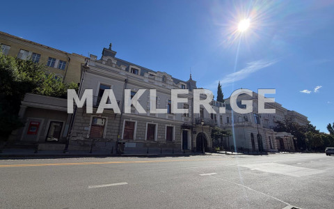  იყიდება 272 m² ფართობის კომერციული ფართი ჩუღურეთის რაიონში  აღმაშენებლის გამზირზე 