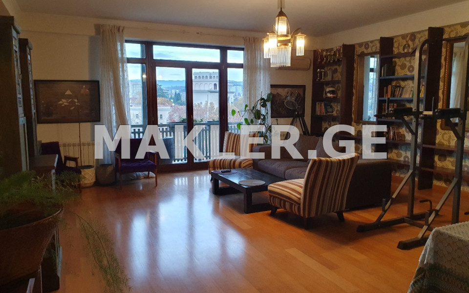  იყიდება 4 ოთახიანი  ბინა მთაწმინდაზე (ძველ თბილისში)  ბროსეს ქუჩაზე 