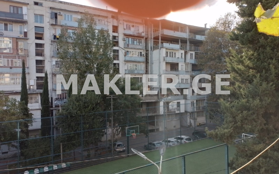  იყიდება 3 ოთახიანი  ბინა ავლაბარში  ლეხ კაჩინსკის ქუჩაზე 