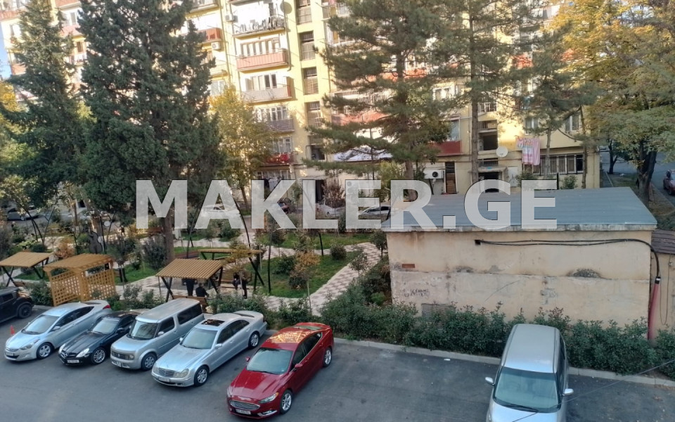  იყიდება 3 ოთახიანი  ბინა ავლაბარში  ლეხ კაჩინსკის ქუჩაზე 