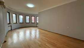 იყიდება 4 ოთახიანი  ბინა ვაკეში