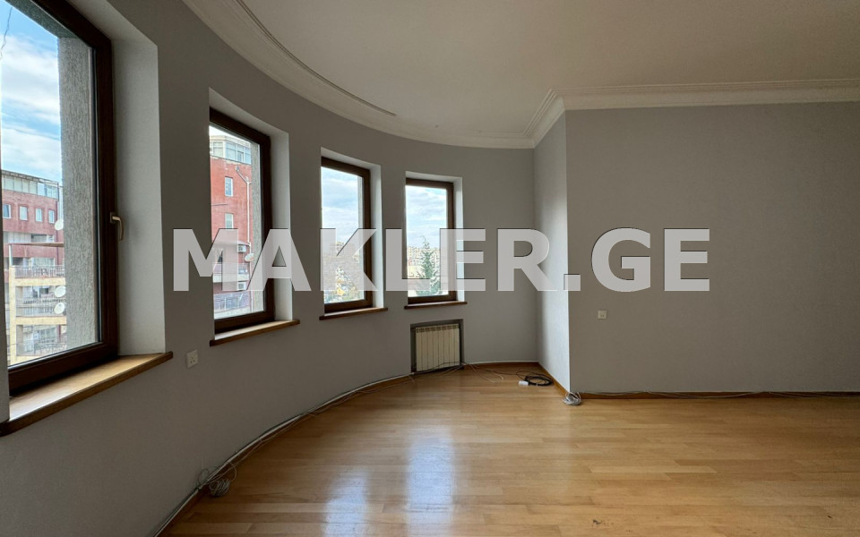  იყიდება 4 ოთახიანი  ბინა ვაკეში  ნ. რამიშვილის ქუჩაზე 