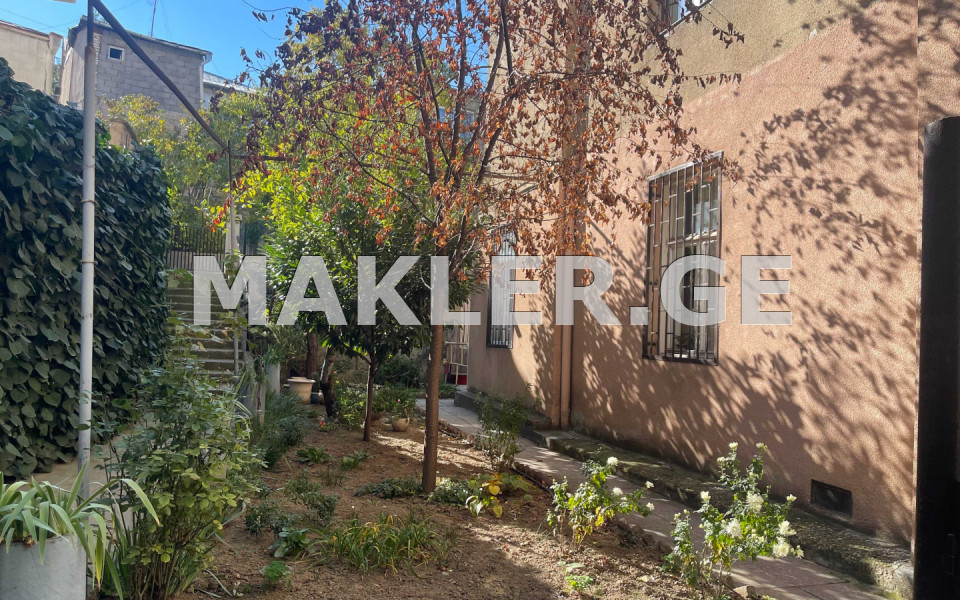  იყიდება 4 ოთახიანი  ბინა ვაკეში  ირ. აბაშიძის ქუჩაზე 