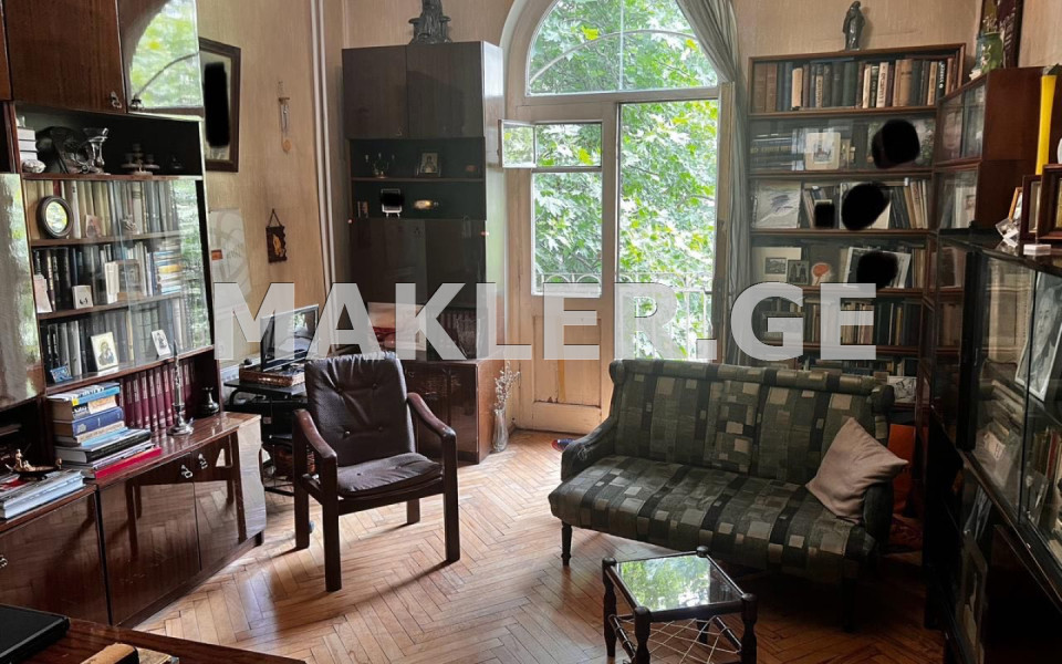  Продается 8 комнатная  Квартира в Ваке  на ул. И.Абашидзе 